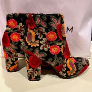 Black & Floral Women’s MIA Ankle Booties Size 6.5
